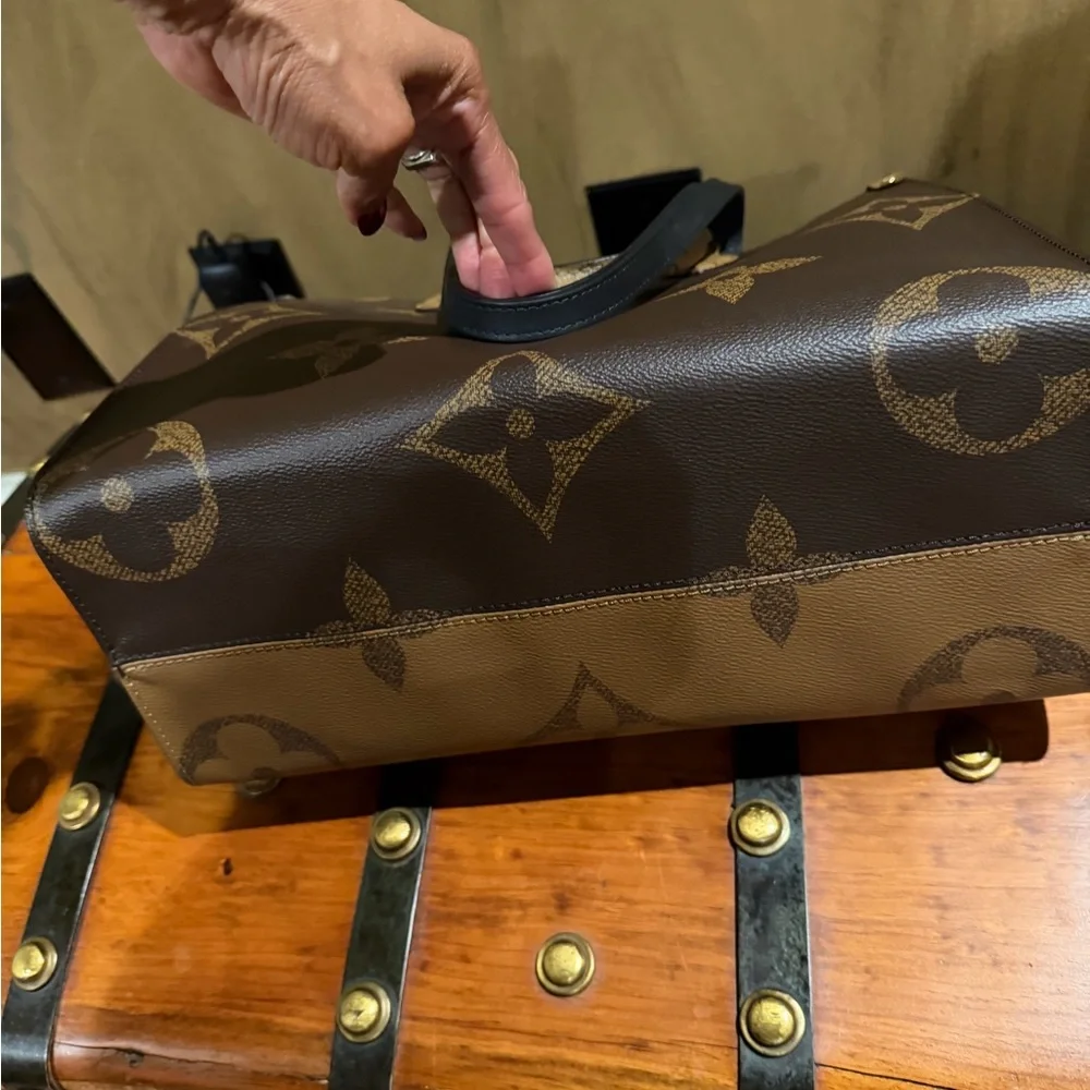 Louis Vuitton Monogram Reverse Large On-The-Go Tote Bag Like New - Picture 10 of 16